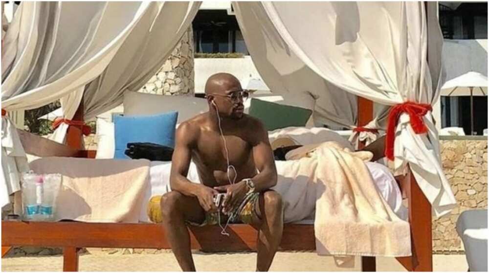 Mayweather's bodyguards 'attack' fans as they attempt to take pictures of him on holiday in Mexico