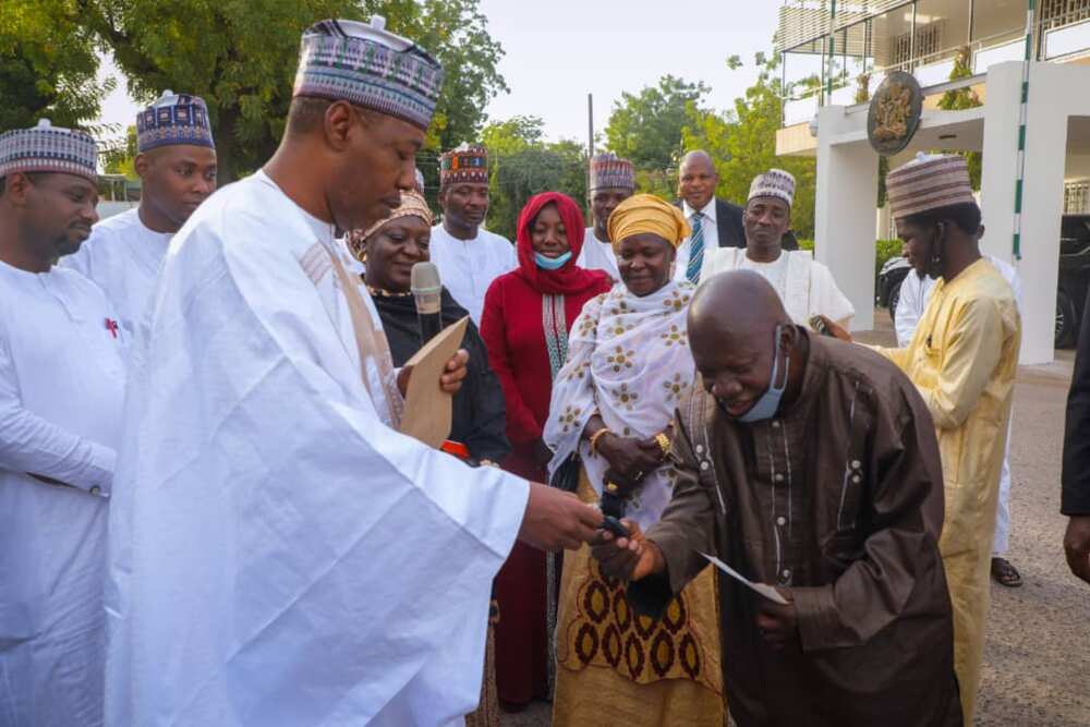 Governor Zulum gave the doctor Isa Akinbode a car, millions of naira