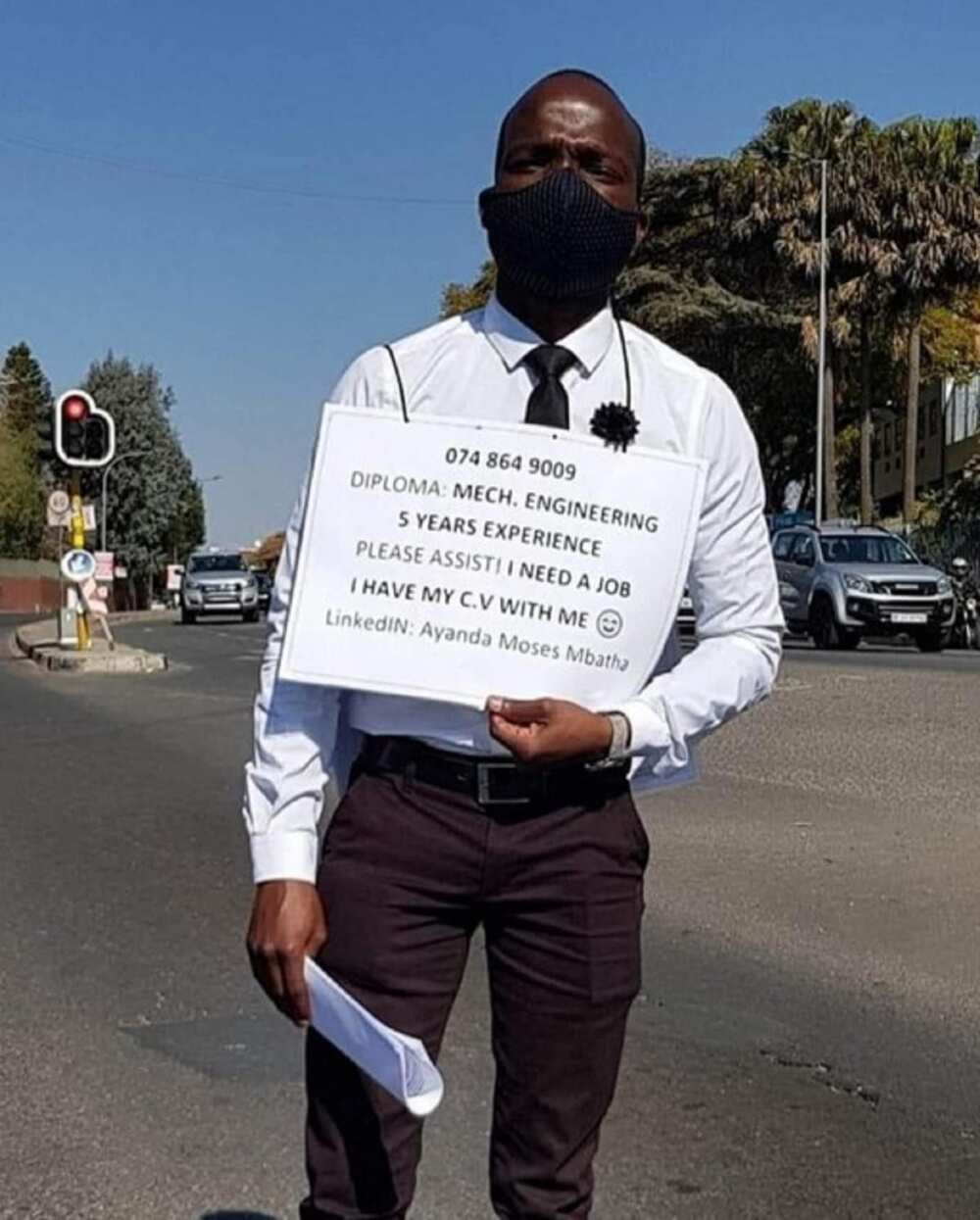 Man looking for job at traffic light goes viral, Mzansi offers help Man looking for job at traffic light goes viral, Mzansi offers help