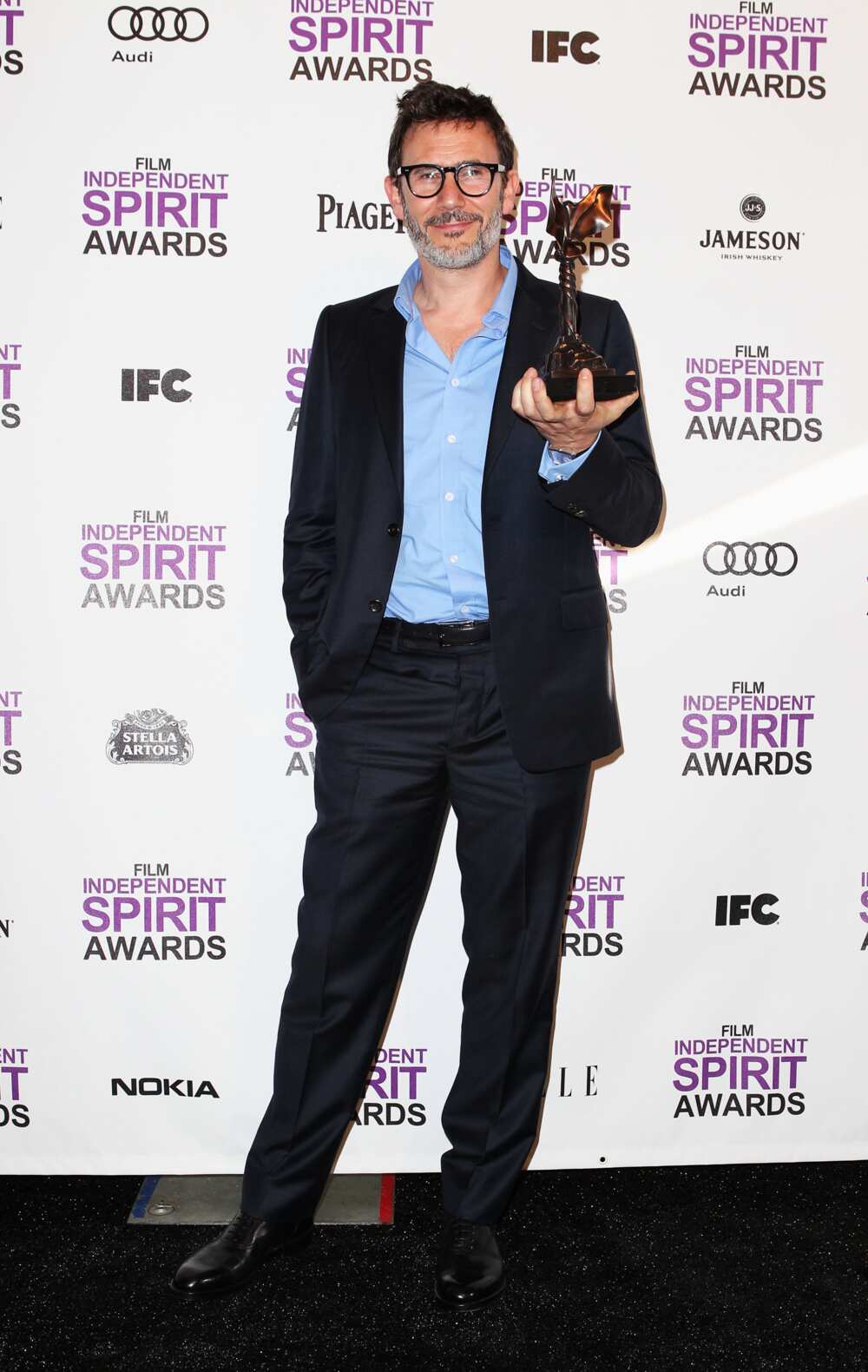 Michel Hazanavicius pose avec le prix du meilleur long métrage pour "The Artist" dans la salle de presse aux Film Independent Spirit Awards 2012 à la jetée de Santa Monica le 25 février 2012 à Santa Monica, en Californie. (Photo de Joe Scarnici/WireImage)