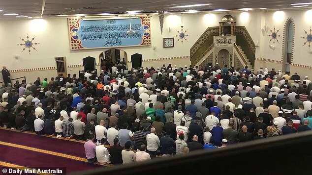 Australian Muslims defy terror threats, go to mosques in thousands to pray for 49 victims of attacks (photos)