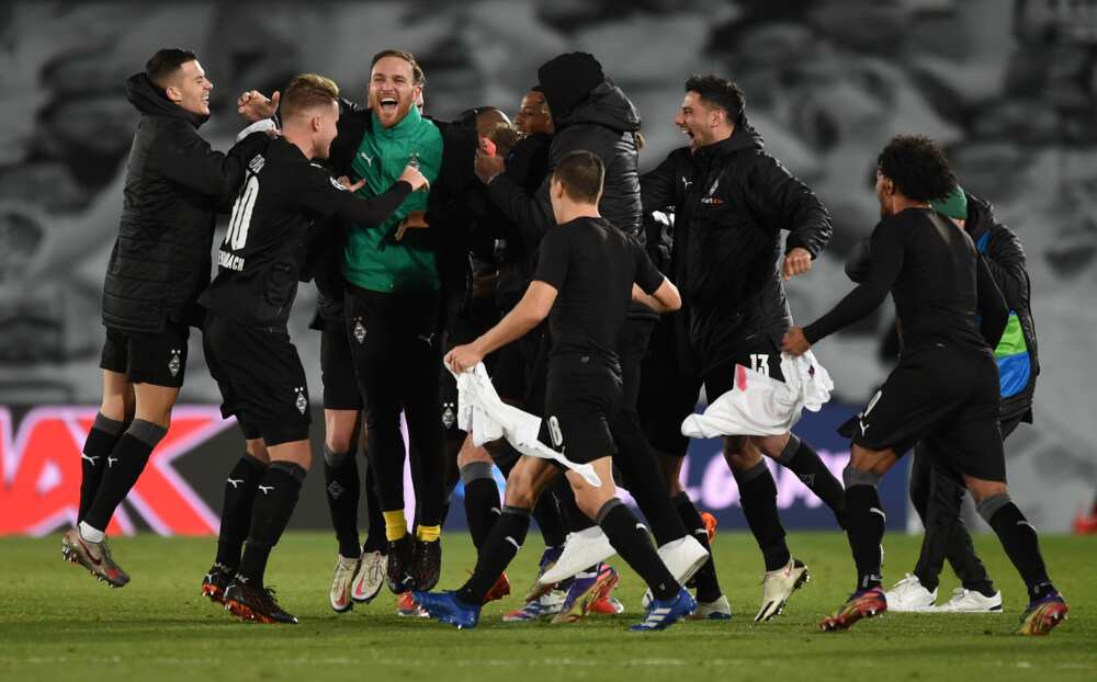 Monchengladbach players watch final moment of Inter Milan vs Shakhtar on iPad Monchengladbach players watch final moment of Inter Milan vs Shakhtar on iPad
