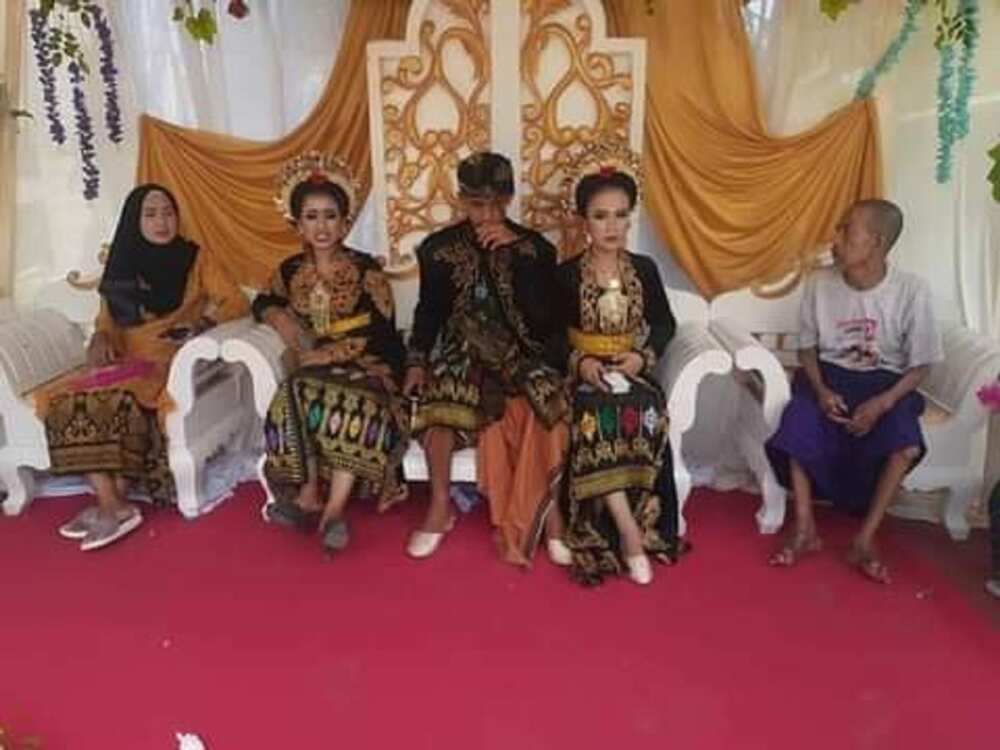 Dalibi dan shekara 20 ya auri mata biyu cikin wata daya (Hotuna) Dalibi dan shekara 20 ya auri mata biyu cikin wata daya (Hotuna)