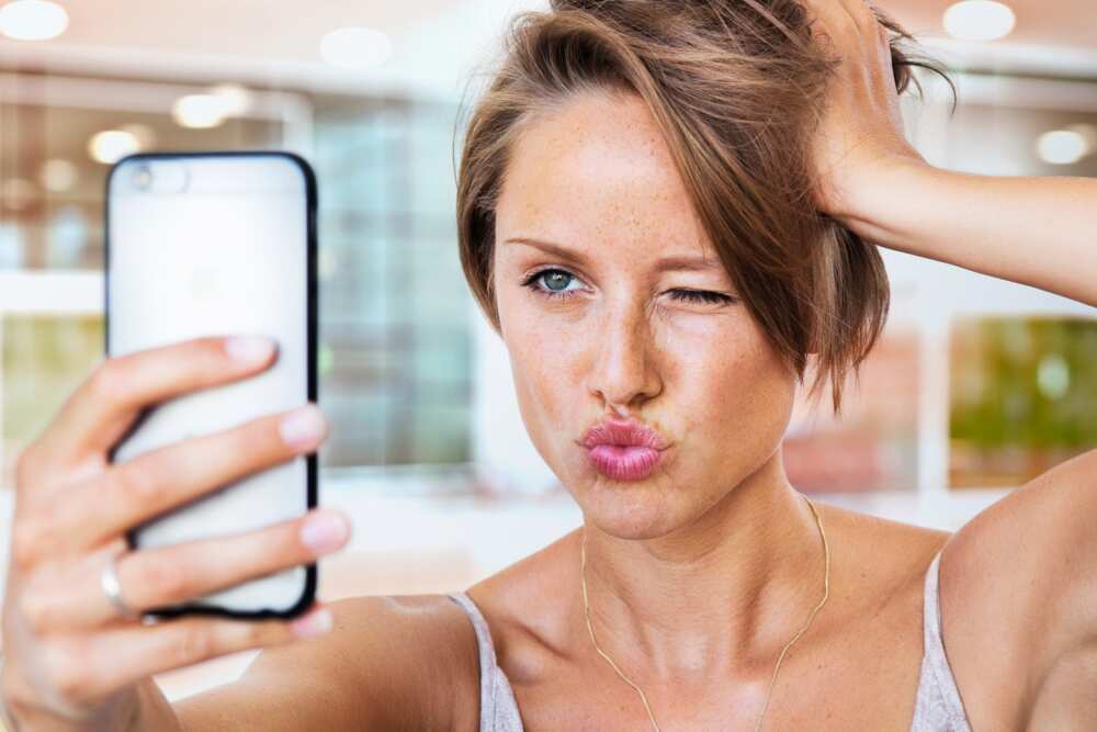 Pourquoi se trouve-t-on souvent plus moche en photo ? La science l'explique. Pourquoi se trouve-t-on souvent plus moche en photo ? La science l'explique.