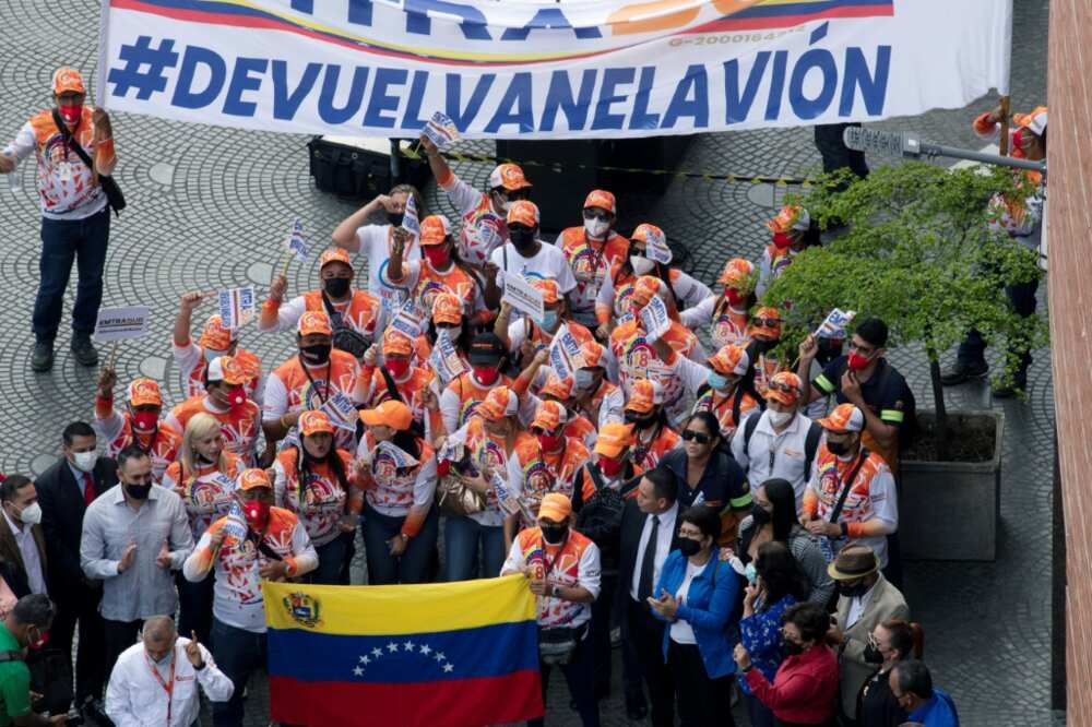 Conviasa workers protested outside the Argentine embassy