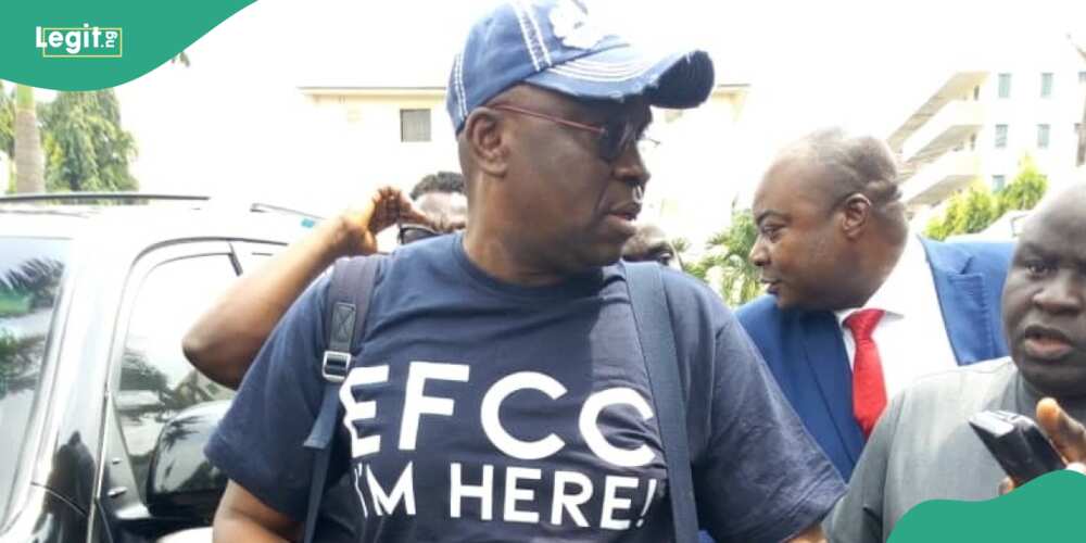 Former governor of Ekiti state, Ayodele Fayose, submits himself to EFCC with a customised shirt and dramatic move