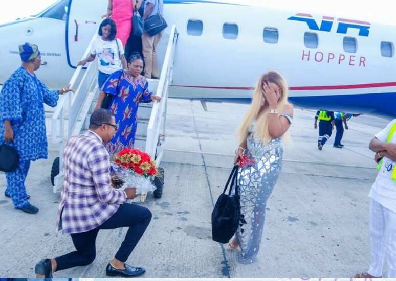 Man surprises girlfriend with a marriage proposal at Asaba airport