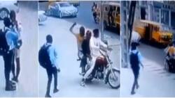 Video shows Nigerian man getting robbed in broad daylight while making call, here's how it happened