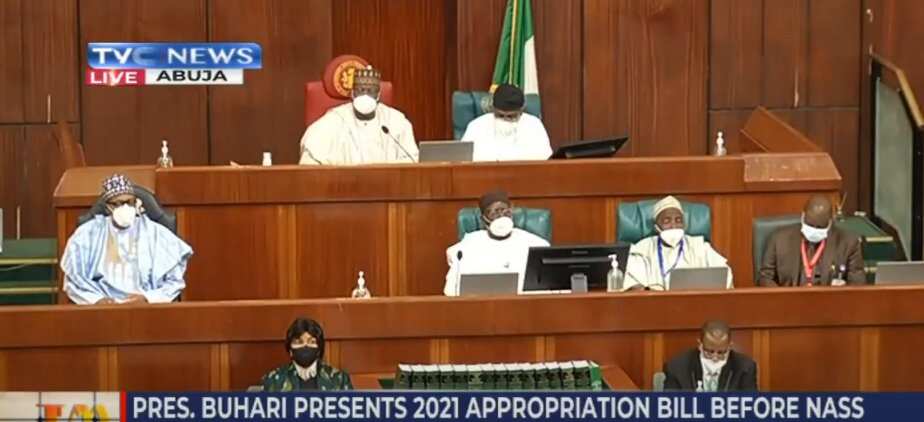Yanzu-yanzu: Buhari ya dira majalisar dokokin tarayya don gabatar da kasafin kudin 2021 Yanzu-yanzu: Buhari ya dira majalisar dokokin tarayya don gabatar da kasafin kudin 2021