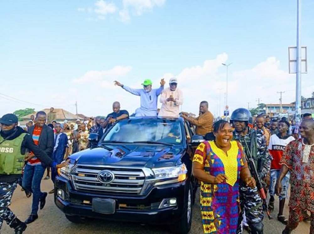 Hotunan Akeredolu da mataimakinsa suna murnar nasarar da suka samu Hotunan Akeredolu da mataimakinsa suna murnar nasarar da suka samu
