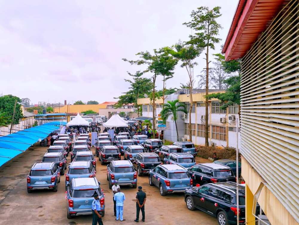 Lagos governor gives 51 SUVs, 8 houses to state judges