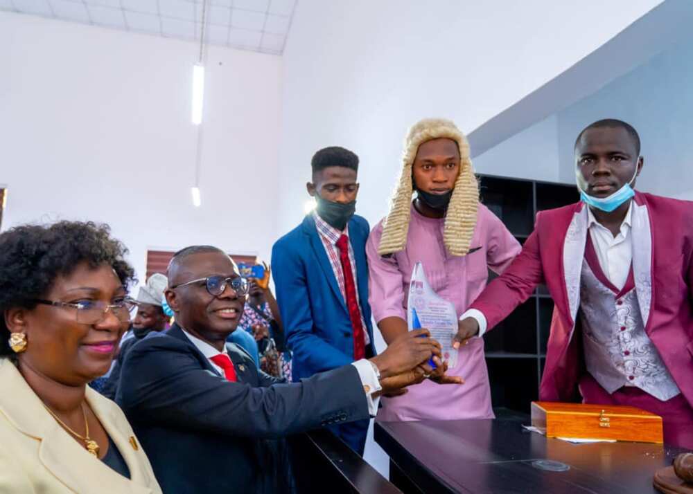 LASU Students honour Sanwo-Olu LASU Students honour Sanwo-Olu