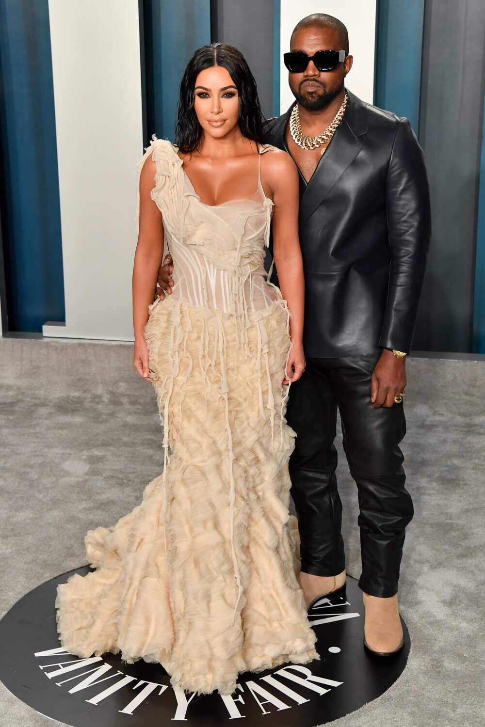 Kim Kardashian West et Kanye West arrivent à la Vanity Fair Oscar Party 2020 organisée par Radhika Jones au Wallis Annenberg Center for the Performing Arts le 09 février 2020 à Beverly Hills, Californie. (Photo par Allen Berezovsky)