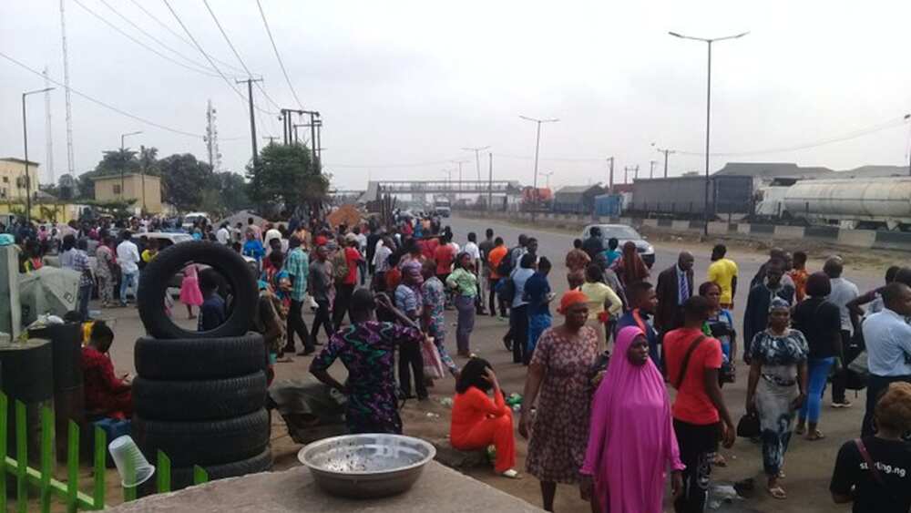 More trekking begins for Lagosians as commercial drivers protest with weapons