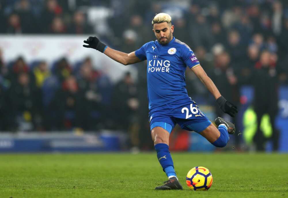 Riyad Mahrez tire un coup-franc