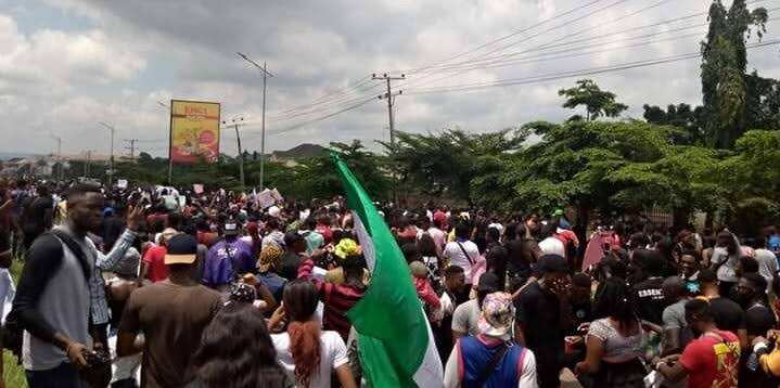 Breaking: Protesting Students Block Lagos-Abeokuta Expressway, Travellers Stranded