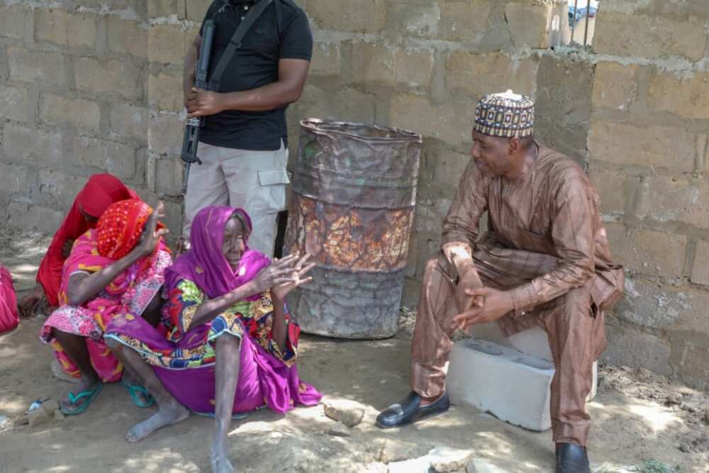 Zulum ya kai wa yan gudun hijira 80,000 tallafi a Monguno (Hotuna) Zulum ya kai wa yan gudun hijira 80,000 tallafi a Monguno (Hotuna)