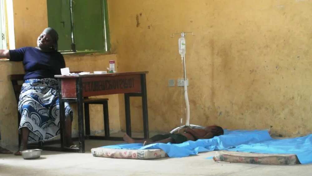Wata yar Najeriya na jinyar ɗiyarta dake ɗauke da Malaria Wata yar Najeriya na jinyar ɗiyarta dake ɗauke da Malaria