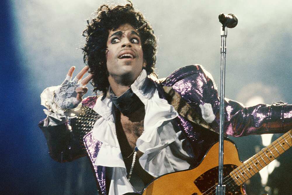 Prince se produit en concert vers 1985 à Los Angeles, en Californie. (Photo par Michael Ochs Archives)