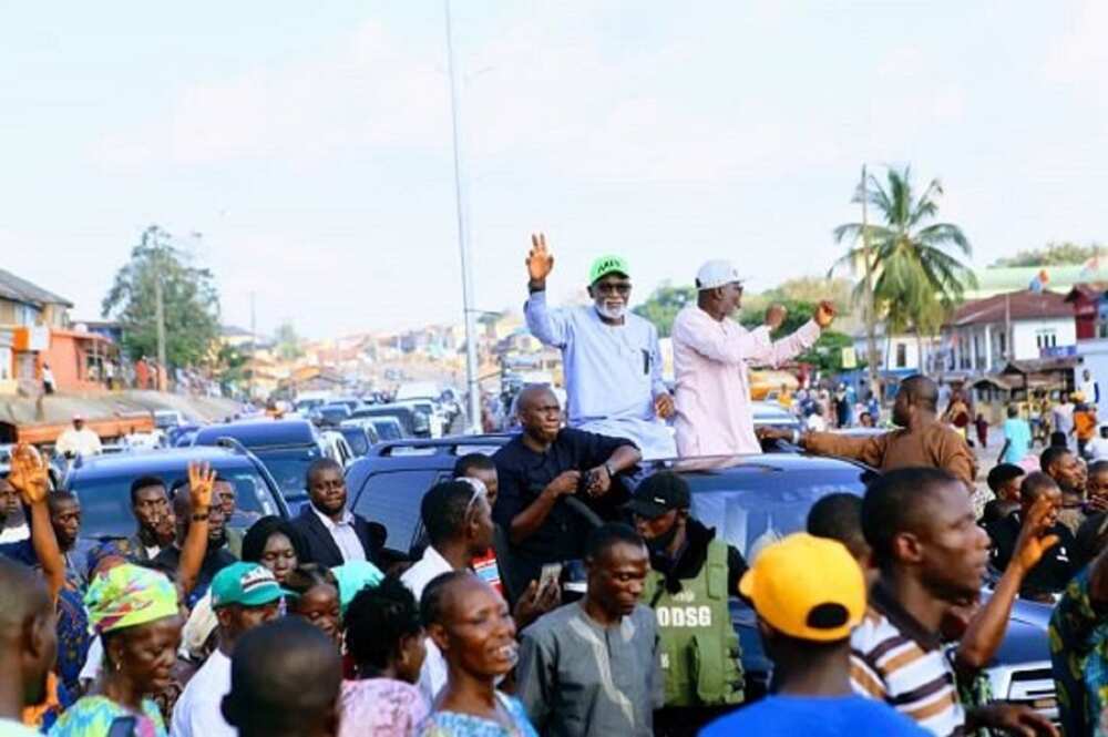 Hotunan Akeredolu da mataimakinsa suna murnar nasarar da suka samu Hotunan Akeredolu da mataimakinsa suna murnar nasarar da suka samu