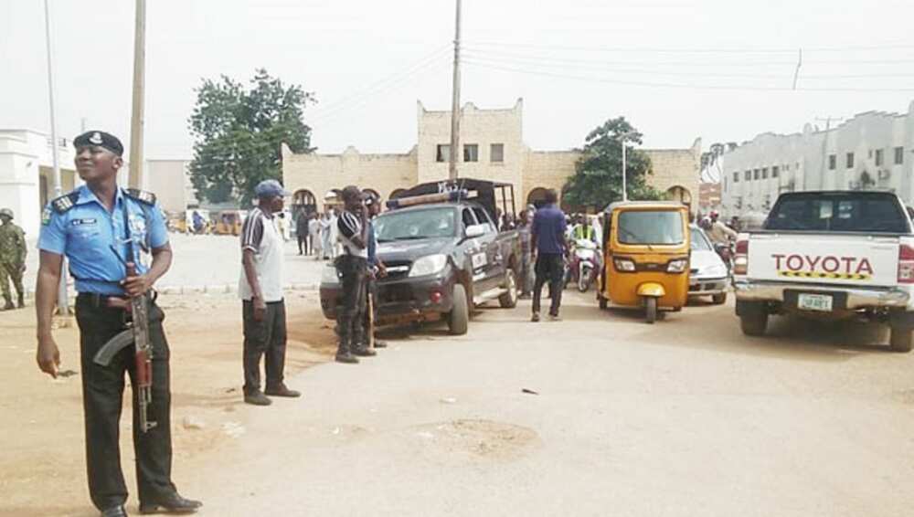 Hotunan yadda aka tsananta tsaro a fadar sabon Sarkin Zazzau Hotunan yadda aka tsananta tsaro a fadar sabon Sarkin Zazzau