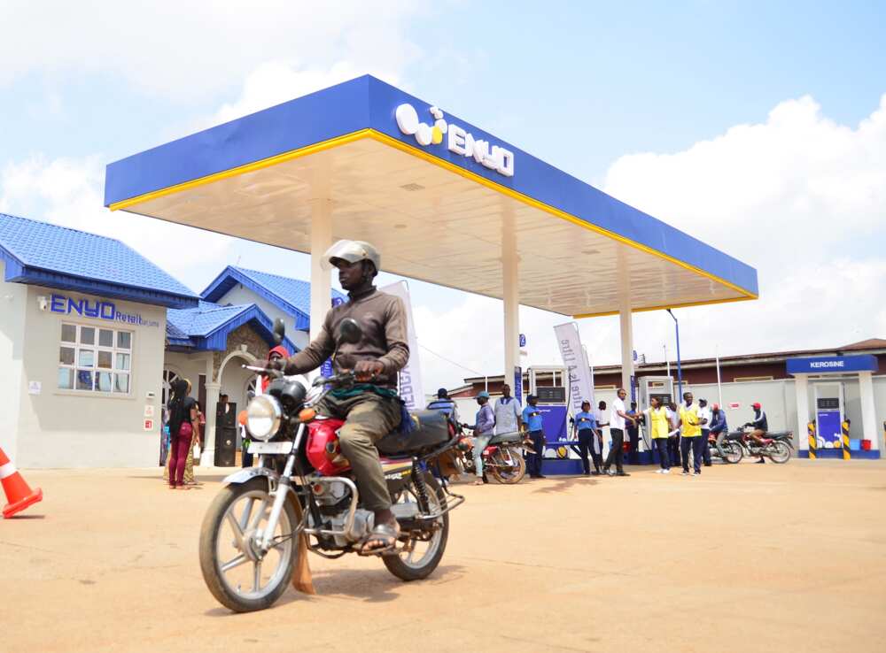 Enyo storms Akure and rewards indigenes with free fuel