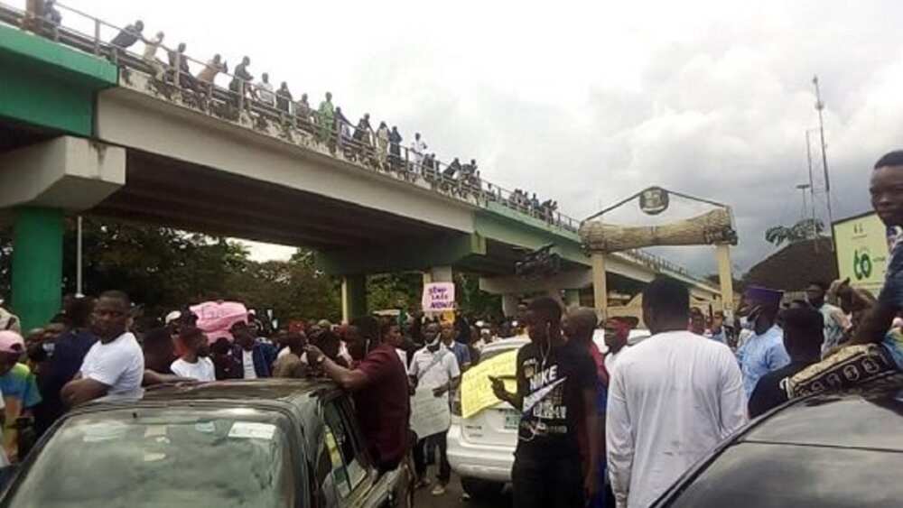 Da duminsa: 'Yan daba dauke da makami sun kai wa masu zanga-zanga hari a Abuja Da duminsa: 'Yan daba dauke da makami sun kai wa masu zanga-zanga hari a Abuja