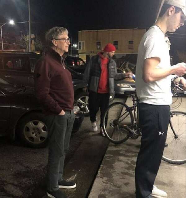 Billionaire Bill Gates spotted on queue at a local burger shop (photos)
