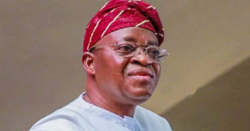 Tazarce: An bawa gwamna kyautar takobi, bammi, taburma da wasu kayayyaki a jiharsa Tazarce: An bawa gwamna kyautar takobi, bammi, taburma da wasu kayayyaki a jiharsa