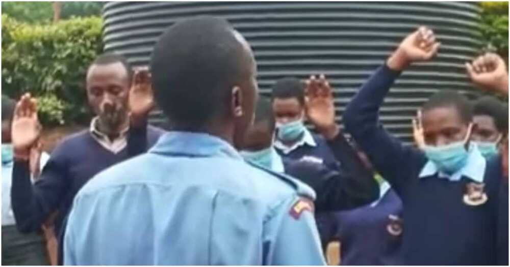 Kenyans Praise Police Officer Spotted Leading KCSE Candidates in Prayers Before Sitting Exams