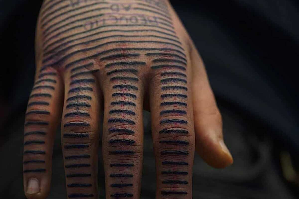 Pin by Pin Lover on tattoos | Finger tattoos, Full moon, Tattoos