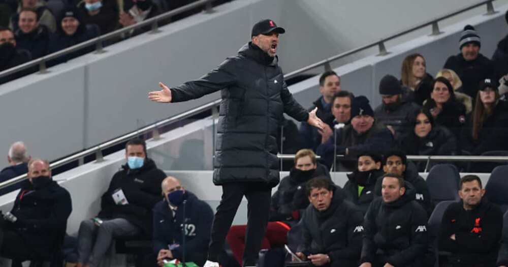 Jurgen Klopp gives instructions during the Premier League match between Tottenham Hotspur and Liverpool at Tottenham Hotspur Stadium on December 19, 2021 in London, England. (Photo by Julian Finney/Getty Images)