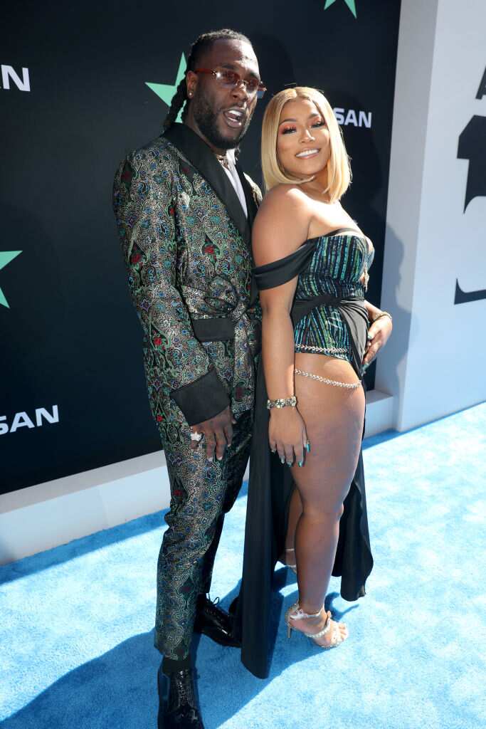 Burna Boy et Stefflon Don assistent aux BET Awards 2019 au Microsoft Theatre le 23 juin 2019 à Los Angeles, Californie. (Photo de Johnny Nunez/Getty Images)