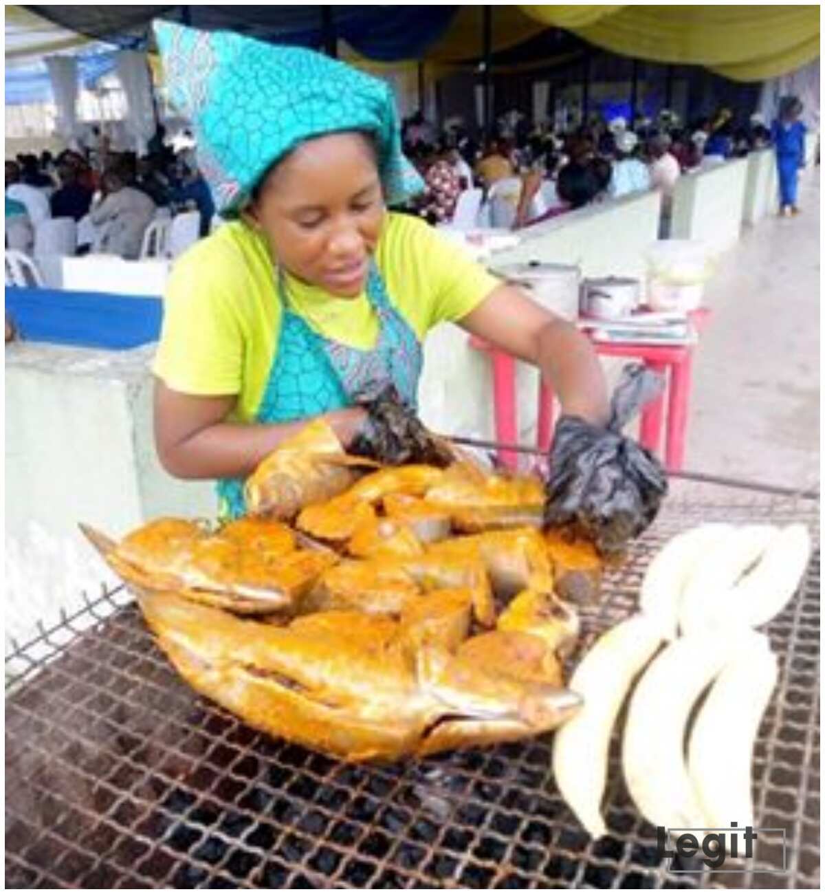 Nigerian lady who is a university graduate sells roasted fish and plantain (photos)