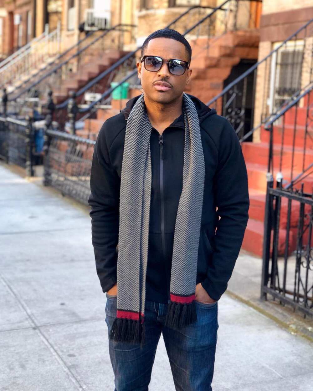 How tall is Larenz Tate