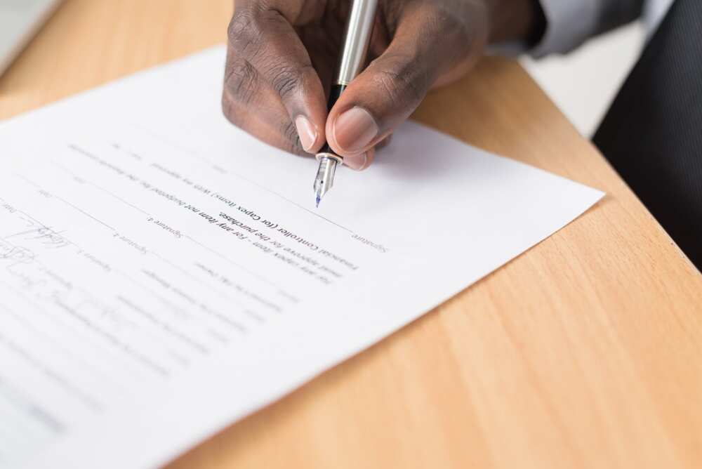 How to sign a cover letter