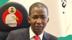 Gwamnatin Tarayya Ta Ba Tsohon Shugaban EFCC Bawa Damar Ganin Lauyoyi Da Yan Uwansa