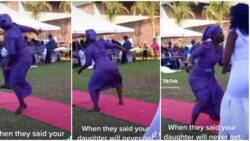 "When they said your daughter won't get married": Woman in wrapper takes over wedding with crazy dance moves