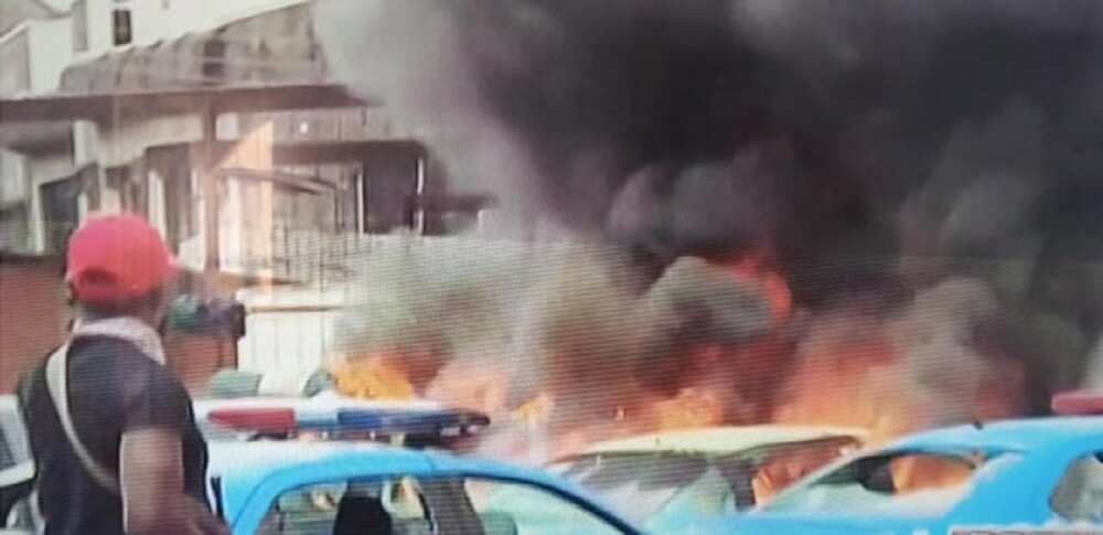 An cinna wa motocin FRSC da VIO wuta a Legas An cinna wa motocin FRSC da VIO wuta a Legas