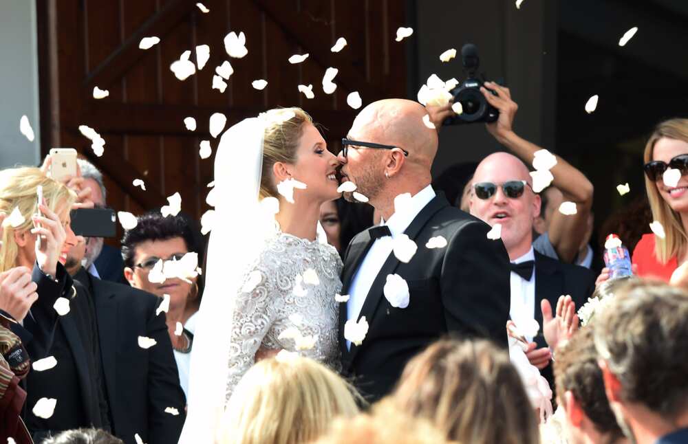 Le chanteur français Pascal Obispo (à droite) et la mannequin Julie Hantson s'embrassent devant l'église du Cap Ferret après leur mariage le 19 septembre 2015. Le chanteur français Pascal Obispo (à droite) et la mannequin Julie Hantson s'embrassent devant l'église du Cap Ferret après leur mariage le 19 septembre 2015.