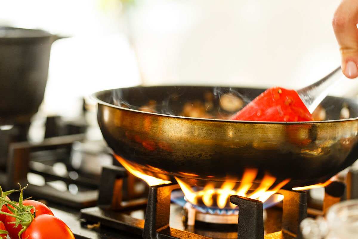 Еда без масла. Сковорода на огне. Термически обработанная пища. Еда приготовленная на огне. Термическая обработка пищи.
