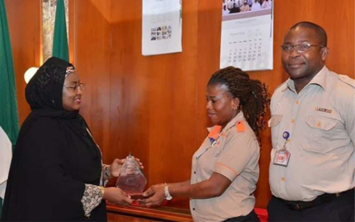 Aisha Buhari honours airport cleaner in Abuja for returning lost bag