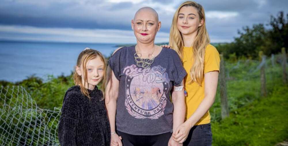 Mum battling breast cancer is giving kids one final Christmas with her