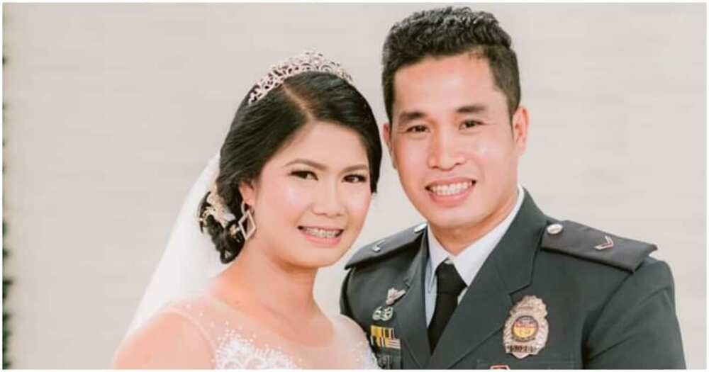 Filipino bride was down the aisle with onion bouquet Filipino bride was down the aisle with onion bouquet