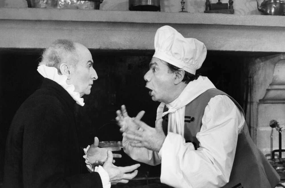 Louis de Funès et Michel Galabru sur le tournage du film 'L'Avare' de Jean Girault en 1979