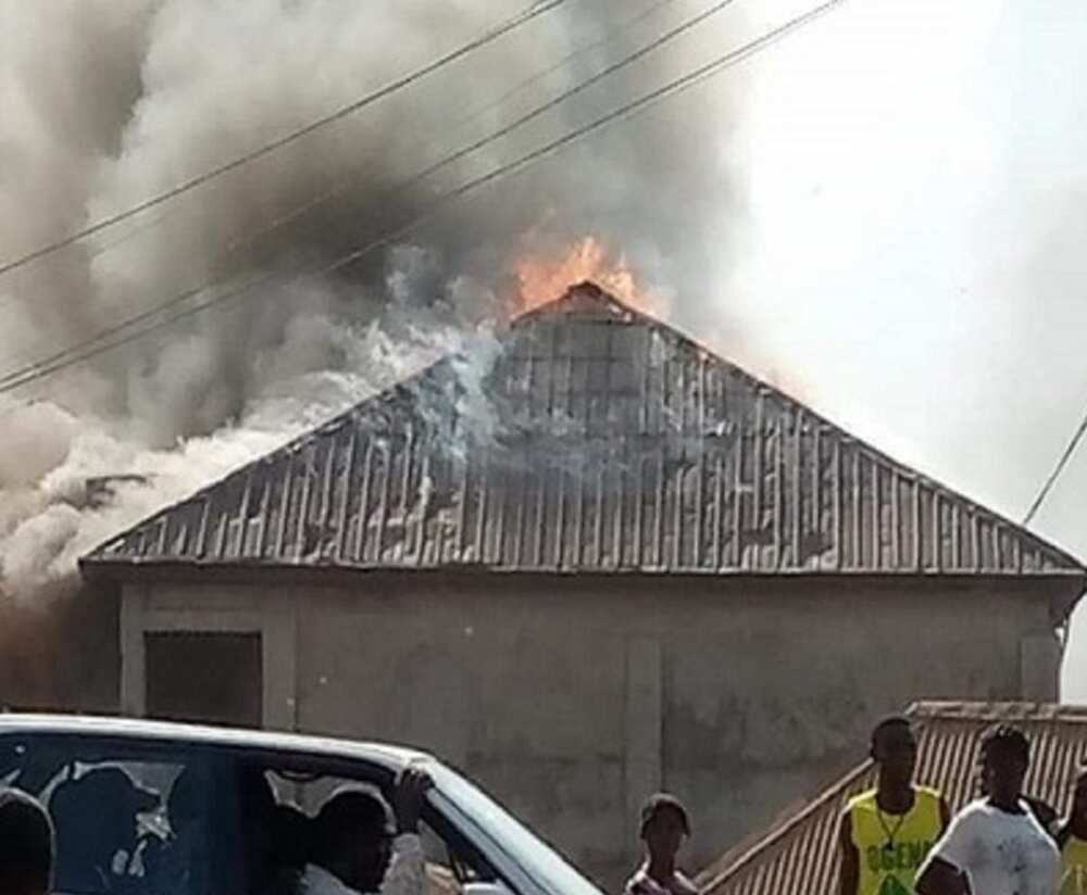 Matasa sun cinna wa coci wuta saboda satar mazakuta Matasa sun cinna wa coci wuta saboda satar mazakuta