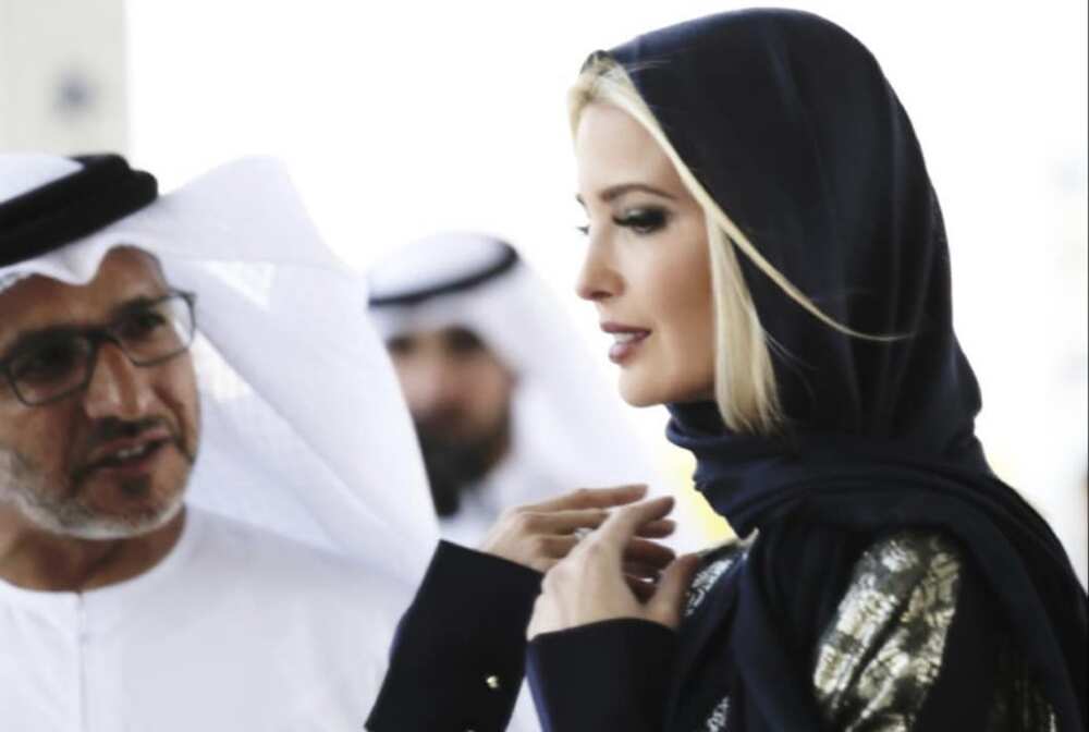 Masoyan Trump sun zazzagi 'yarshi da ta sanya Hijabi lokacin da ta kai ziyara Masallaci Masoyan Trump sun zazzagi 'yarshi da ta sanya Hijabi lokacin da ta kai ziyara Masallaci