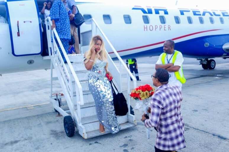 Man surprises girlfriend with a marriage proposal at Asaba airport