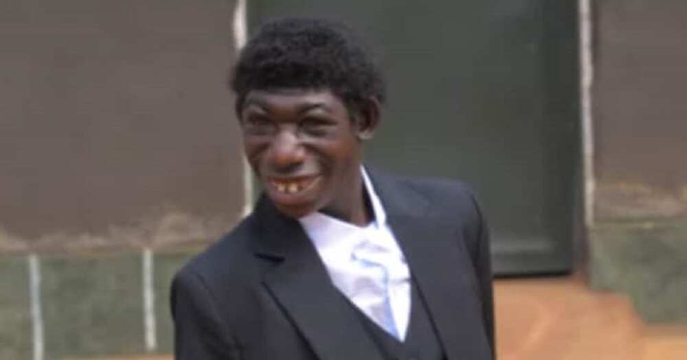 Bayan rayuwa cikin daji yana cin ciyawa, yanzu wankan sutturu na alfarma ya ke yi, ana girmama shi a gari Bayan rayuwa cikin daji yana cin ciyawa, yanzu wankan sutturu na alfarma ya ke yi, ana girmama shi a gari
