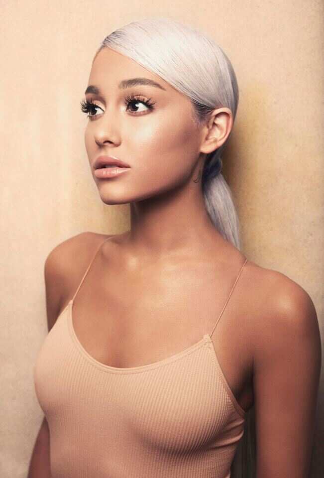 Ariana Grande hot